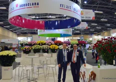 If you look for 'Ecuadorian' roses from Colombia, come to Matina. In order to obtain maximum quality and spread risks, all four locations numbering 25 hectares total have their own post harvest processing stations. At the photo Jorge Ortego and Alberto Bermudez.
